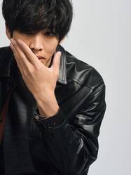 松坂桃李、俳優を生きるということ──映画『父と僕の終わらない歌』は5月23日公開