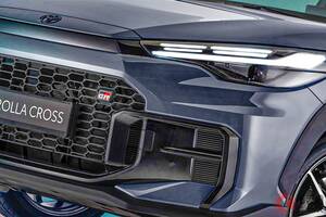 【オーストラリア】トヨタ新型「カローラ“SUV”」発表！ 迫力の「大口顔」がイイ「スポーティモデル」！ パワフルな2.0リッターハイブリッド×4WD搭載の「クロスのGRS」登場