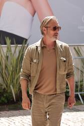 マッツ・ミケルセン、カンヌ国際映画祭2025で夏らしい「トーンオントーン」ルックを披露！