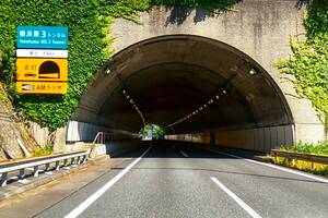 道路のトンネル「4998m」「4999m」…なぜか「5000m以上にならない」意外な理由とは!? 「長すぎてもダメ」な納得の事情