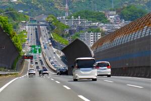 わずか「14年で廃止」!? 名神高速にあった「魔のカーブ」って？ 今も現地に残る「廃道跡」なぜ高速道路が短命に終わってしまったのか
