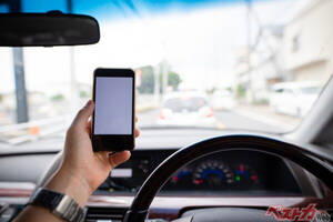 今すぐやめて!!　スマホや携帯電話などの「ながら運転」での死亡重傷事故件数が過去最多に