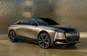 DSオートモビルの新しい旗艦EV「DS N°8」が本年秋以降の日本発売に先駆けて全国の各ディーラーで順次ロードショー展示