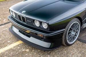 BMW E30型「M3」が約4420万円で落札！レースカー以上のパフォーマンスとカーボンボディを採用