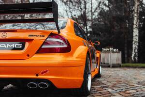 現存2台の特別なプロトタイプながら1億円では落札されず…メルセデス・ベンツ「CLK DTM AMG P900」はなにが特別だったのか？