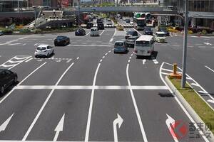 信号待ち時に「右折レーンと直進レーン間違えた！」車線変更したら「交通違反」ですか？「隣のレーン空いてる！」で車線変更もダメ？ 実際どうなのか