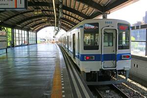 東京23区内で2両編成の“超ローカル線”が走る！ 全長1キロを10分間隔で走る電車 過去にあった「壮大な計画」とは