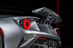 走行距離わずか11キロの“ほぼ新車”！ ビッカビカの「フォードGT」がオークション登場 第3世代の「アメリカン・スーパーカー」ってどんなクルマ？