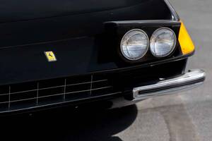 フェラーリ「365 GTB/4 デイトナ」ポップアップライトの後期型が約7270万円で落札！