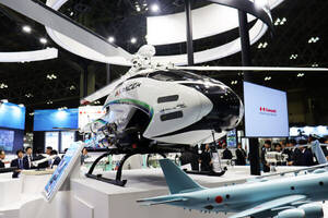 「あれ、バイクのマフラー？」無人ヘリなのにニョキっと 実はエンジンもバイク流用!? カワサキでしかあり得ない機体