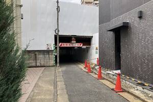 制限守ってもぶつかる！ 高さ1.7mの低いガード…京王線・笹塚～代田橋