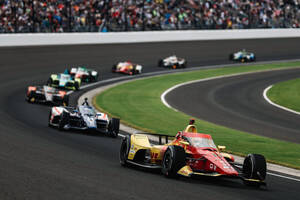 インディ500初のハイブリッドシステムレースは攻める側も守る側も互角の状態