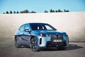 BMWジャパン、EV「iX」を一部改良　新たな電池採用で航続距離を723kmに伸長