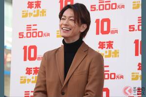 俳優「佐藤 健」の“愛車”「高級SUV」どんなクルマ！ 「運転中の健くんが素敵」声もあるイケメン俳優の「本格モデル」とは
