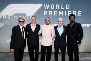 映画『F1／エフワン』のワールドプレミアに角田ら現役ドライバーが登場。ブラッド・ピットは鈴鹿への憧れを語る