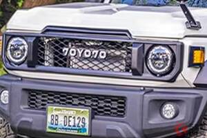 440万円のトヨタ「ランクル“ミニ”」!? まさかのスズキ製な「“コンパクト”SUV」！ 丸目×「旧車デザイン」に“顔面刷新”!? 純国産の「ジムニーランド 70YO.70」とは