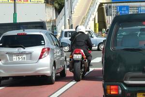 バイクでのすり抜けは危険だけど違反じゃない!? でも取り締まりを受ける事がある理由とは