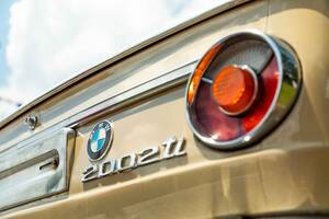 「マルニ」ことBMW「2002」が600万円弱で落札！ 人気の丸テールにヨーロッパ仕様のディテールがおしゃれなノイエクラッセを紹介します