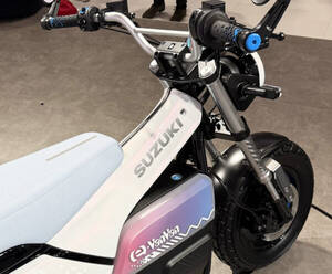 伝説の楽しいバイクが“子持ちししゃも”みたいなフォルムに!? スズキの「電動バンバン」このまま市販化？ JMSで披露