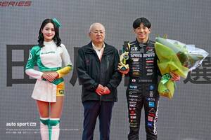 スーパーGT参戦100戦を達成した吉田広樹がグレイデッドドライバーとして表彰。ホンダアクセスも100戦
