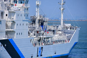 いよいよ「水素エンジンの大型船」続々登場へ！ “化石燃料へ回帰”でもむしろ安くなる？ 国内3社で世界をリード