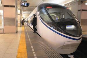 たった1編成だけの「豪華2階建てJR特急」そのバブルっぷりがすごかった！ 今は姿を変えて“転職”