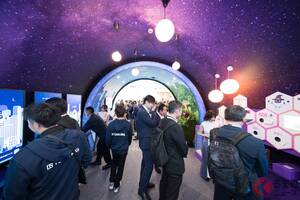 東海理化がJMS2025で披露した“トンネル型ブース”が話題！ 電波や素材、そして最新技術まで体験できる未来展示とは？