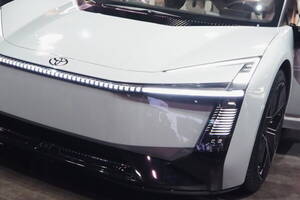 これ「カローラ」なんですか…？ ちょっとカッコよすぎないですか？ “国民車”が激変「万人受けは狙ってません」