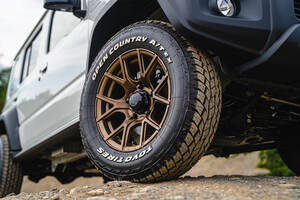 「足長」「エッジー」「ディープコンケーブ」の大迫力！ 　名門の造形技術が息づくオフロード系ホイール「ウェッズ・マッドヴァンスSD」が最高にカッコイイ