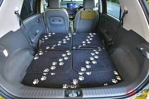 新「コンパクトSUV」がスゴイ！ ほぼ“軽サイズ”ボディ×タフ感ある「専用デザイン」！ レトロ風外装＆「映える足跡コーデ」の“めちゃ広ッ車内空間”がイイ！ ヒョンデ「インスタークロス」のアクセサリーって？