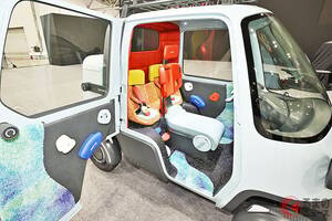 ダイハツが「超小型“軽トラック”」世界初公開！ “親子3人”で乗れる「めちゃ扱いやすいサイズ」！ 名車オマージュの「ミゼット“X”」JMS2025でお披露目