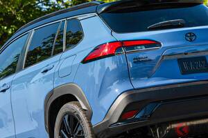 約370万円！ トヨタ新型「コンパクトSUV」発表！ 5年目の“大刷新”で「斬新顔」に！ スポーティな「ナイトシェード」なくなった「カローラクロス」米国に登場