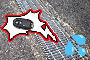 ヤバイ!!　クルマのキーが側溝に……蓋も外れないしどうすれば!!　超絶ピンチの際に頼るべきはドコ？