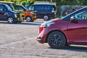 「駐車場所」次第でクルマの寿命を縮める！　こんなトコロは要注意な駐車の条件