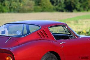 流麗なボディが美しい！ 約60年前の「赤いフェラーリ」がオークションに登場 60台しか作られなかった軽量アルミボディ仕様の「275GTB」とは