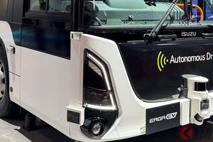 いすゞが「エルガEV 自動運転バス」を世界初公開！ “段差ゼロ”のフルフラット×「自動運転」の“静音モデル”！ 新時代の「大型路線バス」をJMS2025で披露