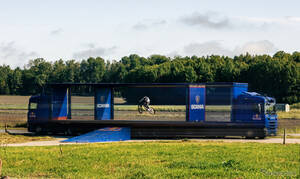 自動運転トラック2台の間を自転車で飛び越える、世界初の挑戦に成功…スカニア