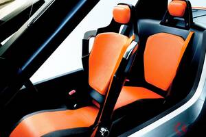 スズキ斬新「“前後”2人乗り」軽自動車がスゴイ！ 衝撃の「タンデム仕様」が楽しそう！ クルマとバイクの“良いとこ取り”した革新的スタイルの「エスライド」とは！