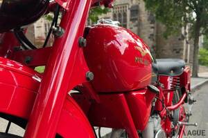 こういうバイク、昔憧れたよね... 半世紀以上前に登場した真っ赤な「アイローネ スポルト」がオークションで落札 イタリアの“粋”が詰まった特別な一台とは