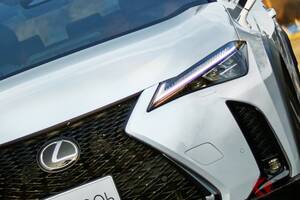 レクサス新「コンパクトSUV」発表！ 「新たな外装」＆“めちゃ光る豪華内装”が進化！ 「リッター26キロ超え」の低燃費仕様や四駆モデルも！ 全長4.5m“ちょうどいいボディ”の「UX」登場！