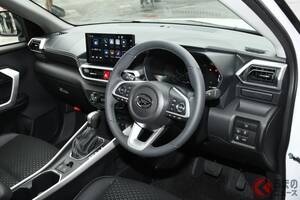 新車176万円！ ダイハツ「最上級SUV」がスゴイ！ めちゃタフだけど最高に“ちょうどいい”「全長4mボディ」採用！ コスパ最強の「ロッキー」とは！