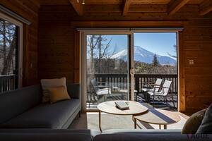 日本を代表する「富士山と山中湖」の絶景を独占!? 完全貸切のサウナ付き＆ペット同伴可能な“一棟貸切ヴィラ”の魅力とは