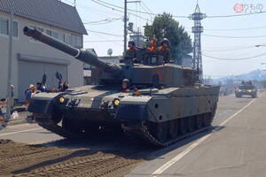 戦車や自走砲など80両が街中に次々出現！ 一般道まで封鎖いったい何が？←じつは10年ぶりの実施です