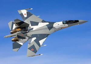 ロシア軍が誇る「最強クラスの戦闘機」をウクライナが撃墜か “地上に激突”した機体の映像も公開