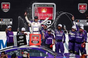 祝賀のバーンナウトで“ガス欠”牽引。燃費勝負で競り勝ったハムリンが今季3勝目／NASCAR第15戦