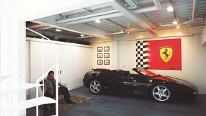 フェラーリF355スパイダー乗りの建築家の自邸は、変形土地を逆手にとったモダンな家【ガレージライフ】