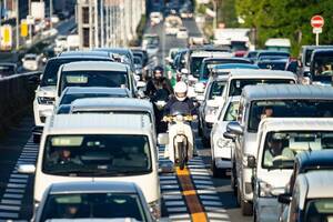 バイクでの「すり抜け」は違反じゃないけど摘発される可能性がある!? その理由を徹底解説
