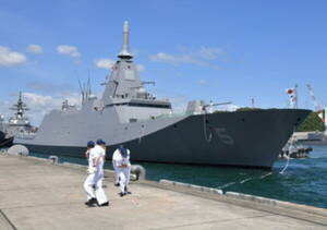 海自の「最新ステルス艦」にヘリが舞い降りた！ “着艦の瞬間”を空中から撮影した貴重な映像が公開される