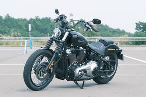 ハーレーの新型「ストリートボブ 117」は最高に楽しい正統派チョッパー！ 軽快さと重厚感を両立したクールな一台【試乗レビュー】