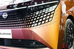 日産「新型エルグランド」世界初公開！ “高級ミニバンの皇帝”16年ぶり「フルモデルチェンジ」！ 強敵「アルファード」超えるデカさ×めちゃ美しい「和風デザイン」採用！ 2026年夏に発売へ！